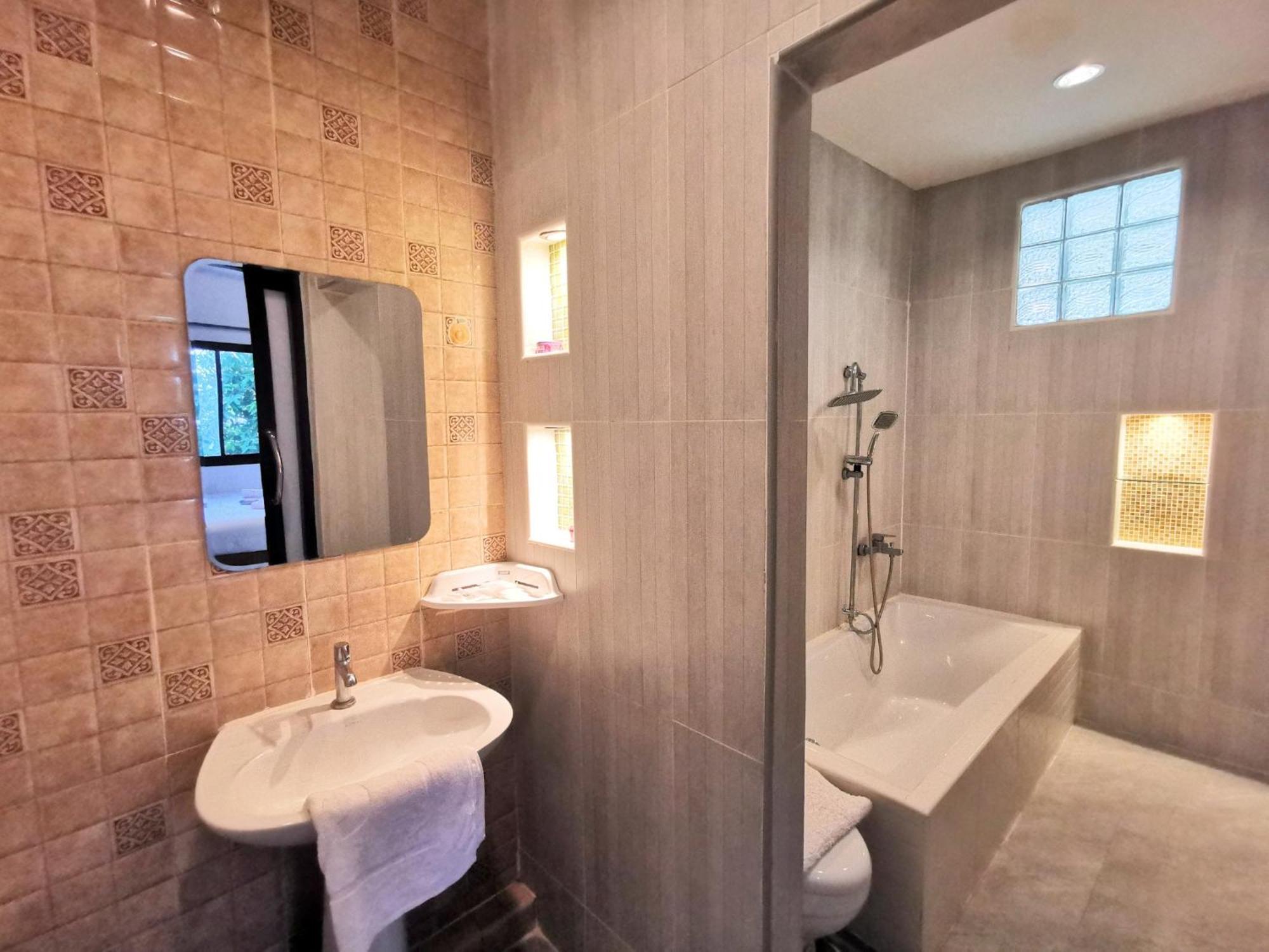 Kan Home Hotel Kanchanaburi Luaran gambar